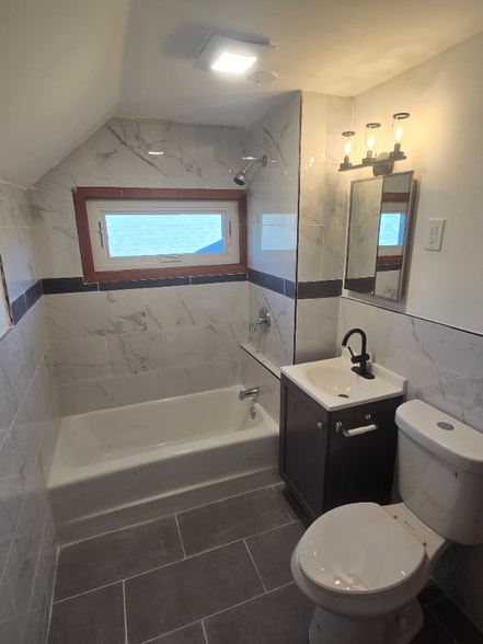 Building Photo - 1718 Lake Ave