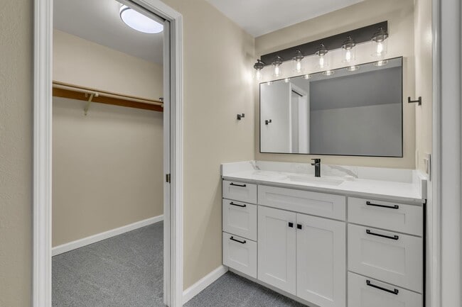 Building Photo - ONE LEVEL LIVING in Peaceful & Private Location!