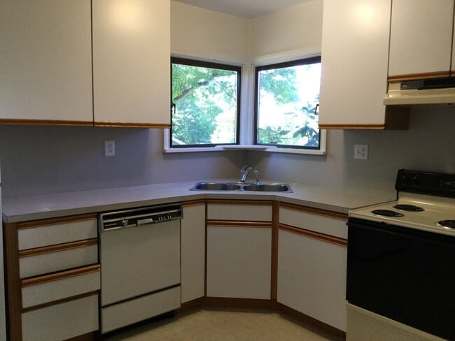 Building Photo - Charming Home in Seattle-Maple Leaf Area!