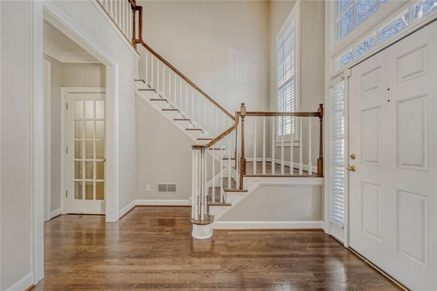 Building Photo - 1111 Lake Washington Dr NW