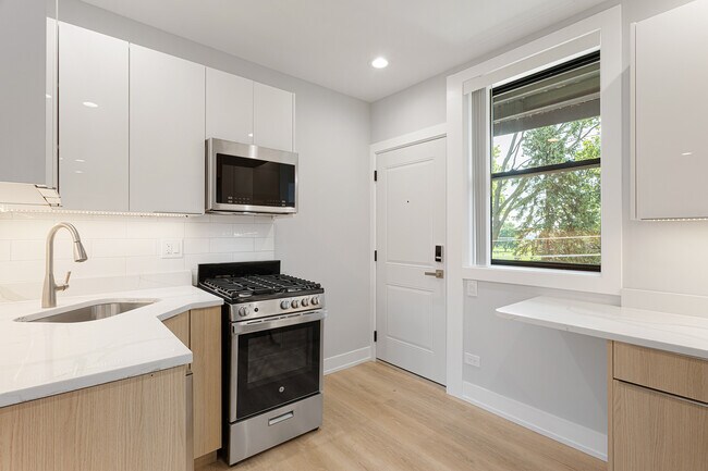 Building Photo - 1550 W Juneway Terrace