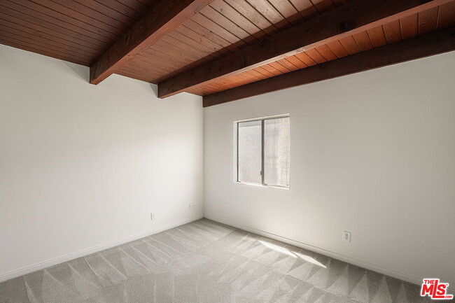 Building Photo - 1805 S Barrington Ave