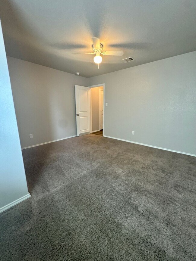 Building Photo - AVAILABLE IN BULVERDE!  In Hidden Trails S...