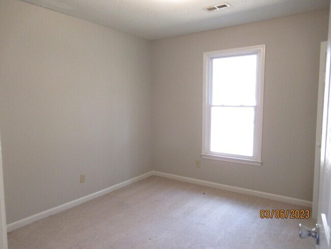 Building Photo - 20 Amos Ct