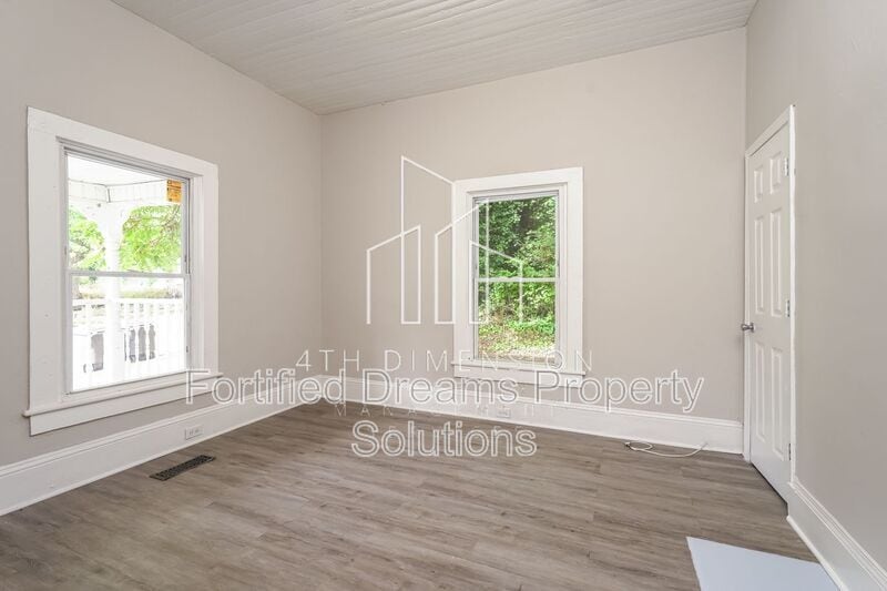 Building Photo - 921 23rd St NE