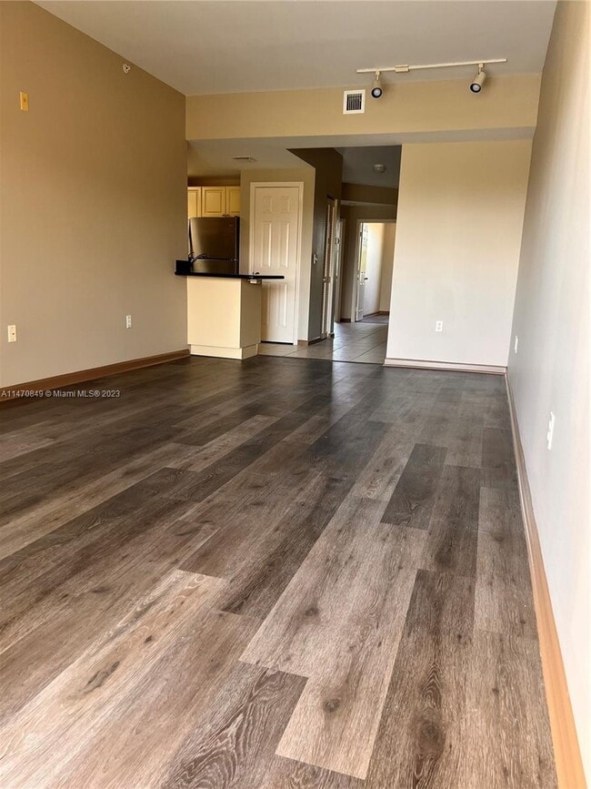 Primary Photo - 2100 Greenview Shores Blvd