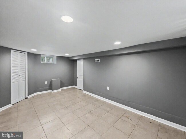 Building Photo - 5900 Hamilton Ave