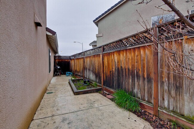 Building Photo - Awesome 3 Bedroom  Home Near Rivermark Plaza!