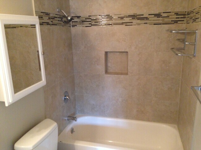 Building Photo - Upper 2 bed on Belmont! Hardwood floors, granite counters, tile in shower! All dogs welcome!