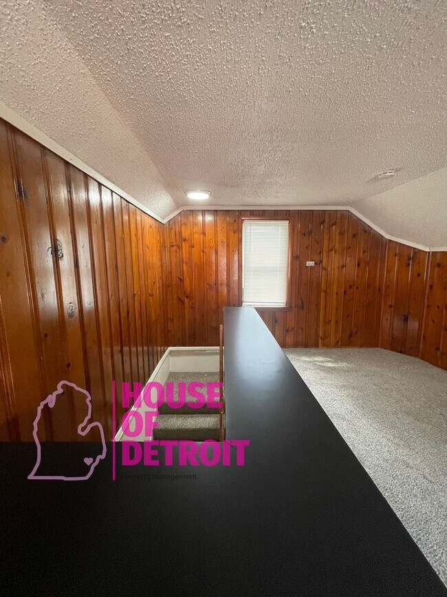 Building Photo - SUMMER SPECIAL~ 3 BEDROOM 1.5 BATH~ FREE P...