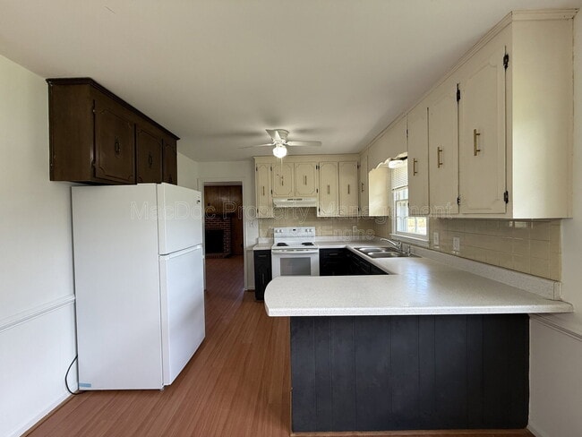 Building Photo - 1804 Sherwood Dr