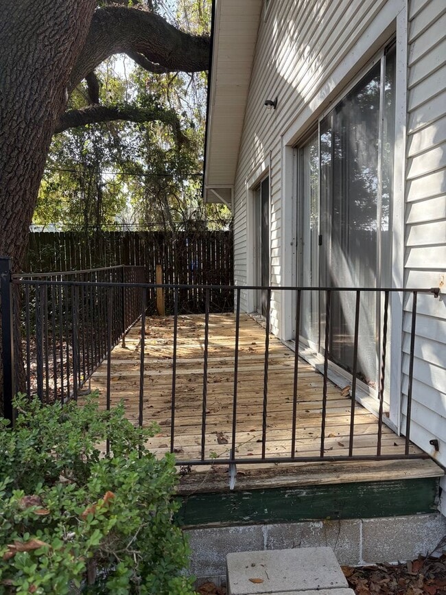 Building Photo - 1BED/1BA Duplex