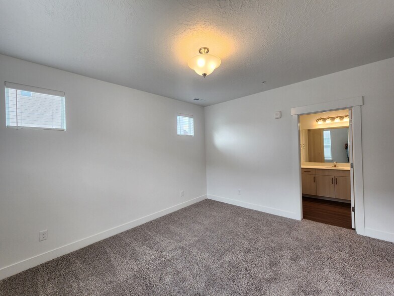 Building Photo - 4735 S Alder Dr