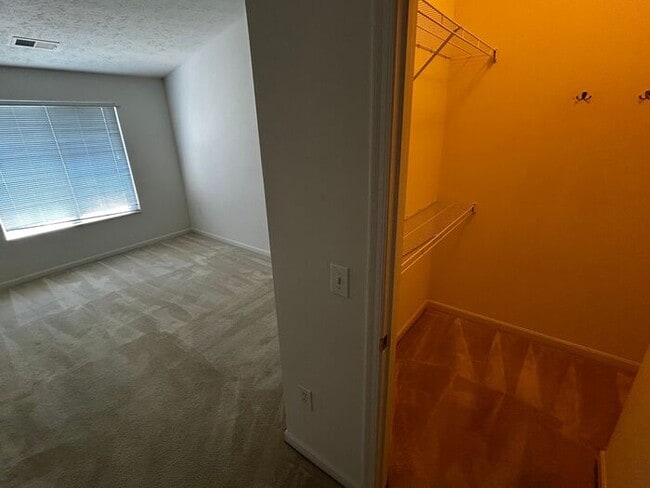Building Photo - Clean Condo, Fantastic Location!
