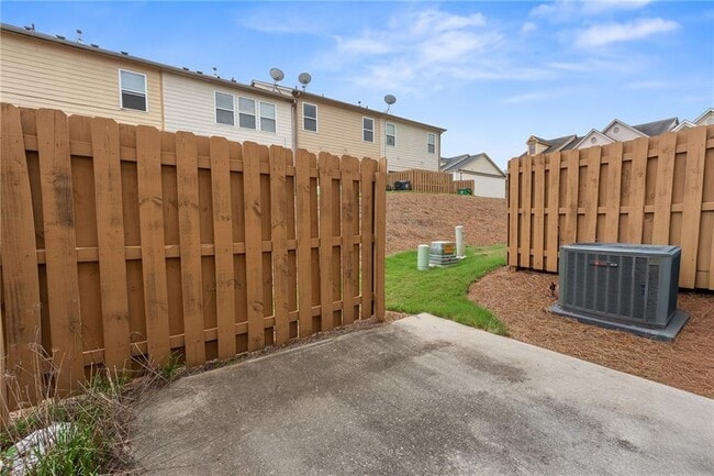 Building Photo - 318 Knelston Oak Dr NE