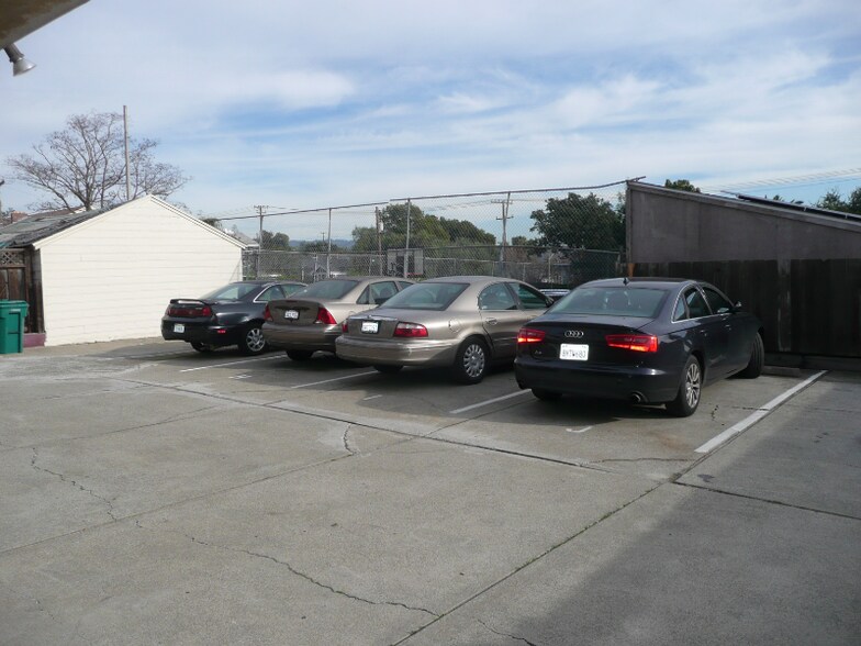 Building Photo - 1830 10th Ave