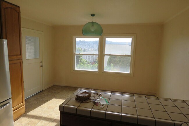 Building Photo - 2 Bedroom with VIEWS in Sunnyside Neighborhood