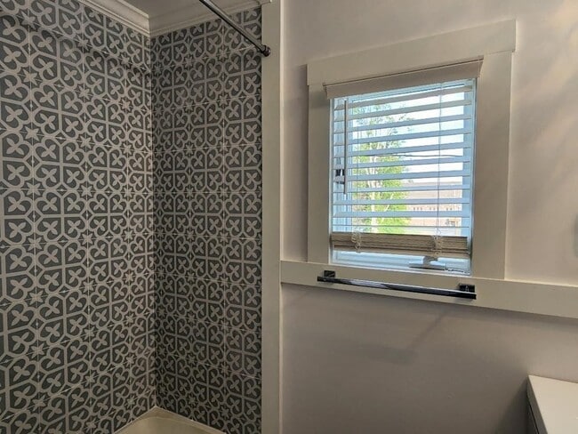 Building Photo - 105 E Main St