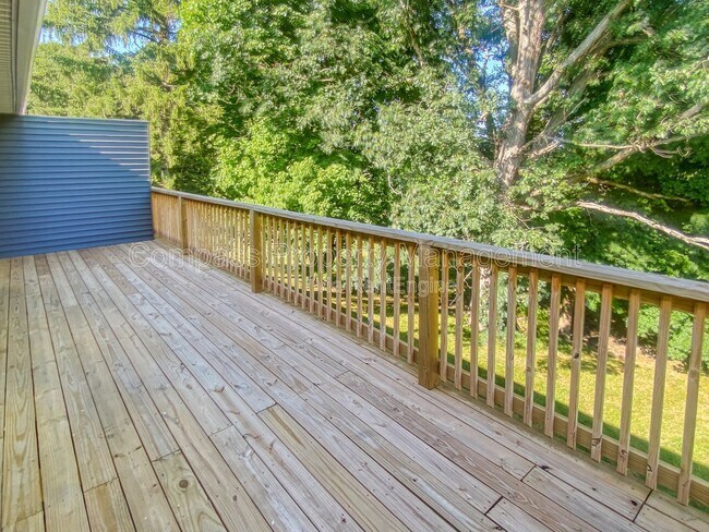 Building Photo - 136 N Lake St