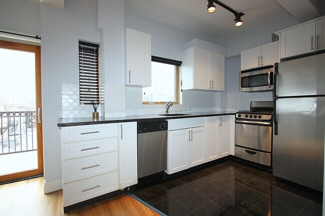 Building Photo - 338 Grove St