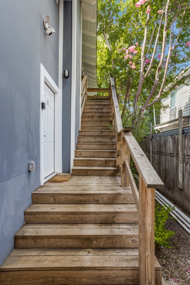 Building Photo - 735 W 10th St