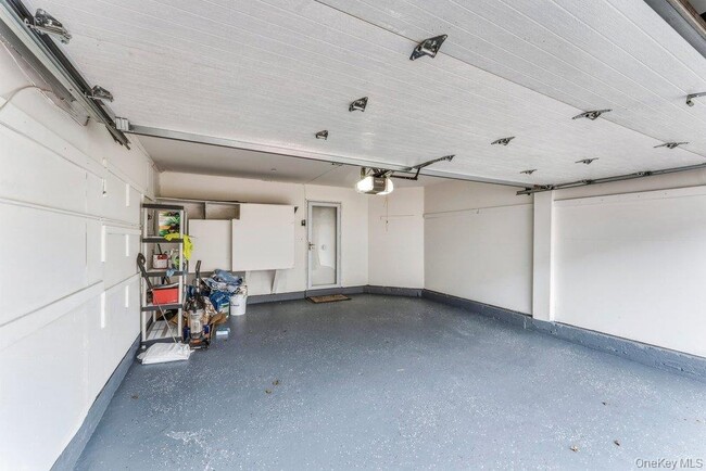 Building Photo - 124 Foxwood Dr