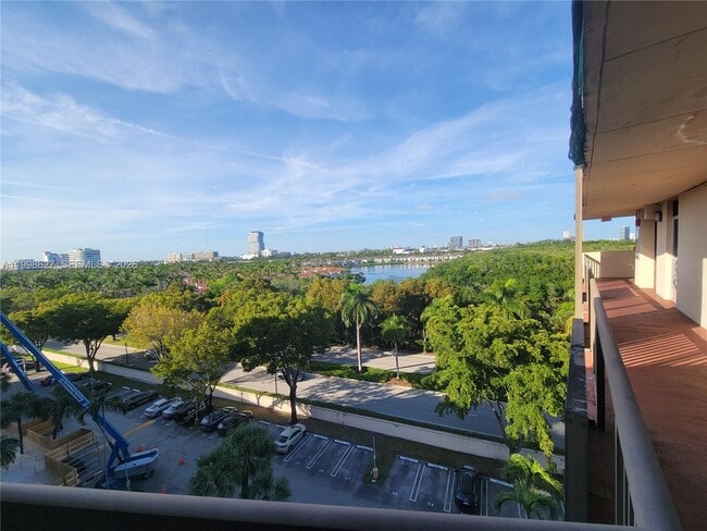 Building Photo - 3301 N Country Club Dr