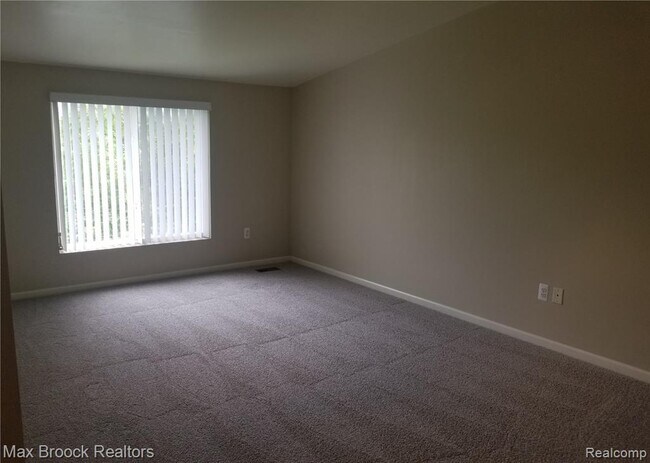 Building Photo - 924 Sandalwood Dr