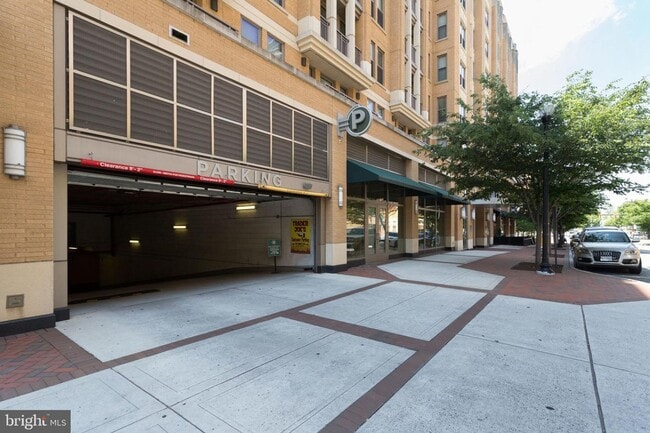 Building Photo - 1 bedroom 1 Bath - Highrise Luxury Living ...