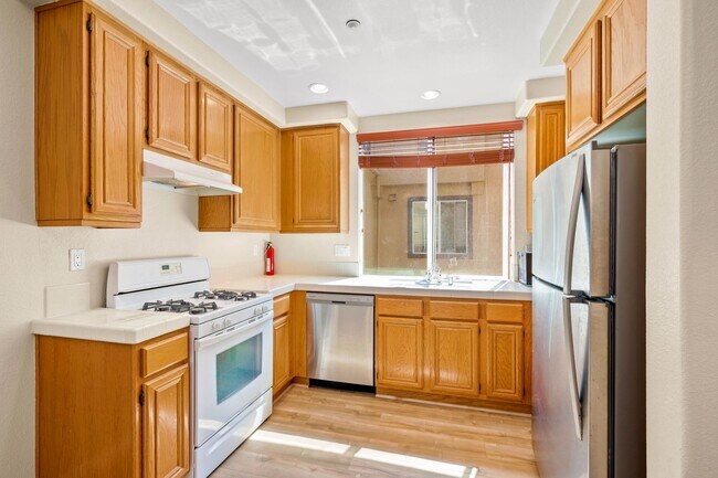 Building Photo - Mission Valley 3 Bedroom Townhome at Escal...