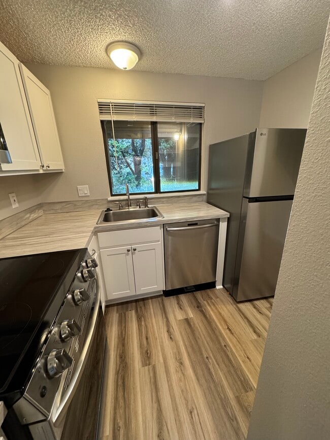 Building Photo - Fully Renovated 2 bedroom, 1.5 bath Apartment with New Appliances and Separate Garage!  Fully Rem...