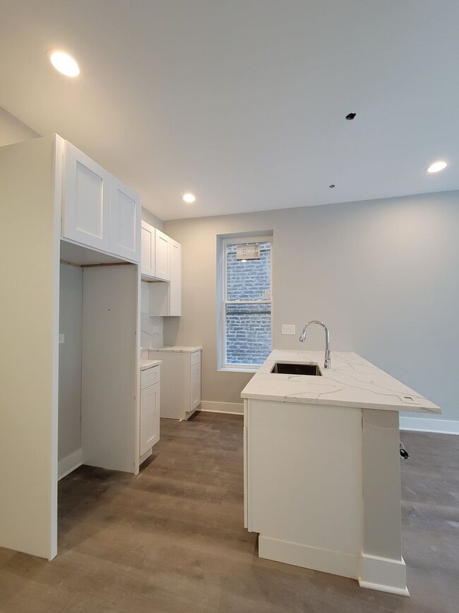 Building Photo - 1319 W Cullerton St