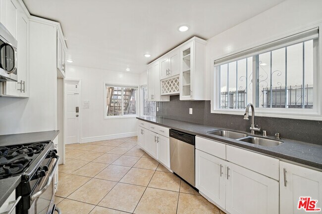 Building Photo - 112 S Detroit St