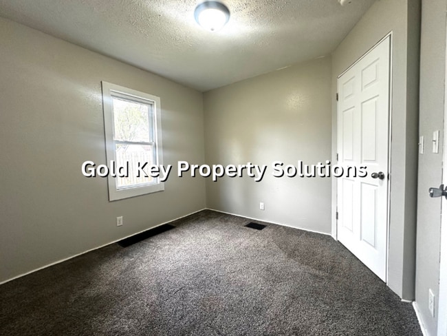 Building Photo - Updated 2BR / 1BR Single Family Home (No S...