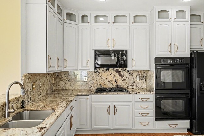 Building Photo - Spacious 5-Bedroom Fredericksburg Home with Flexible Living & Over 3,500 Sq Ft