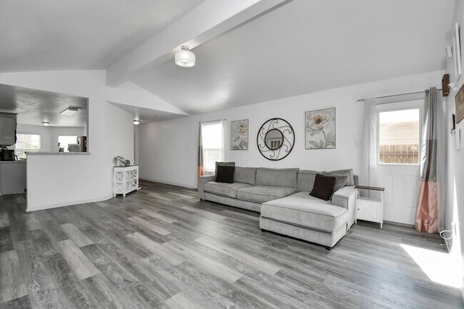 Building Photo - 985 Lake View Cir W
