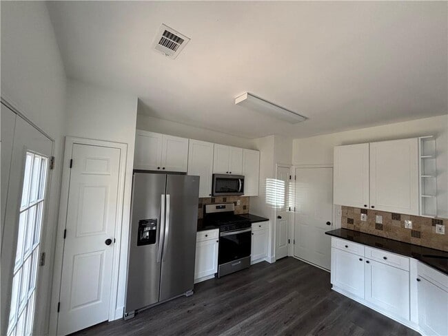 Building Photo - 200 Wellisford Ct