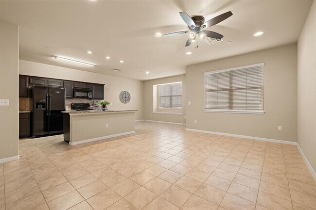 Building Photo - 2880 Donnell Dr