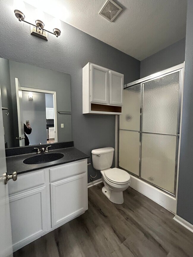 Building Photo - Limited time special! Stylish finishes in ...