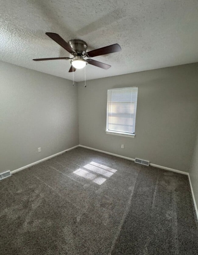Building Photo - Spacious 2 bedroom / 1 bathroom duplex in ...