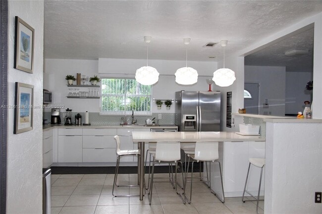 Building Photo - 1650 NE 171st St