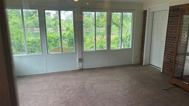 Building Photo - 4242 Lakeshore Forest Dr