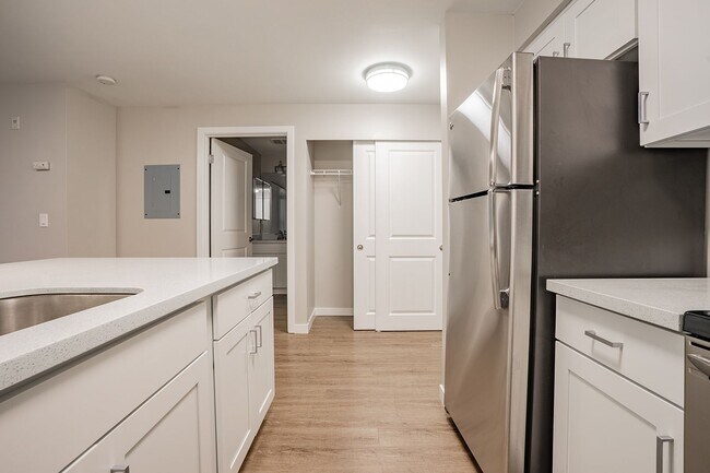 Building Photo - 1800 Eastlake Apts (Scenic)