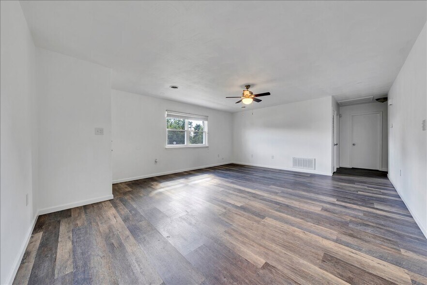 Living room 5 - 1802 Edmund Ave NE
