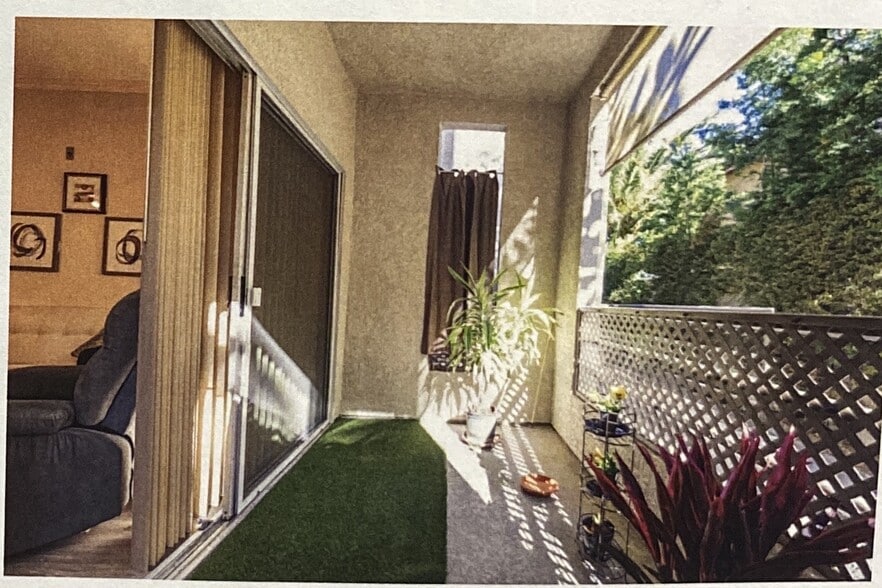 Building Photo - 300 N El Molino Ave