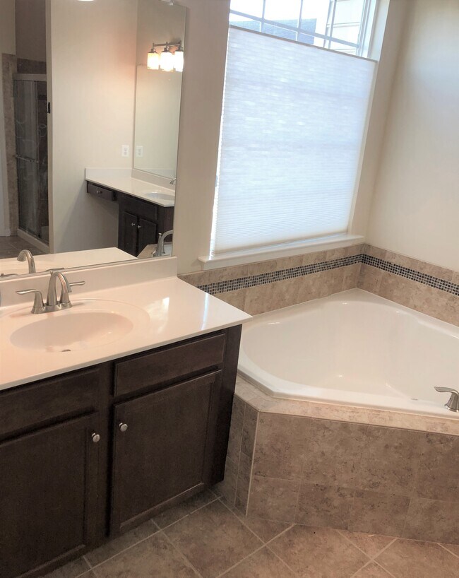 Luxury Master Bath - 8 Lamplighter Ln