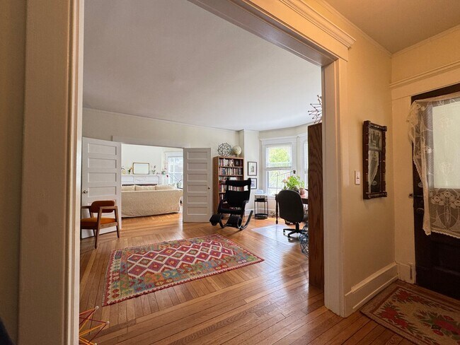 Building Photo - Spacious 2-Bedroom, 2-Bath in East Rock – Newly Renovated!