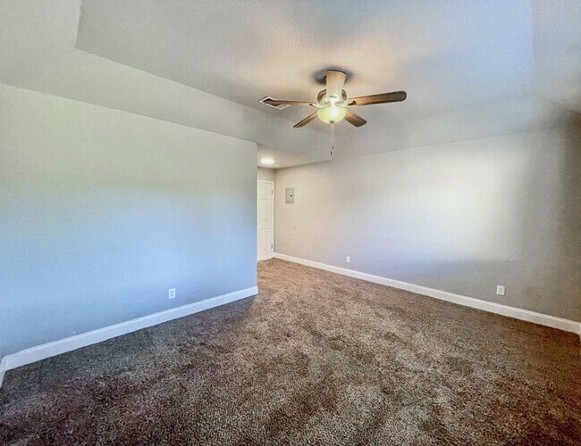 Building Photo - Charming Single-Story, 3Bed/2Bath Gem Minutes from Southtown