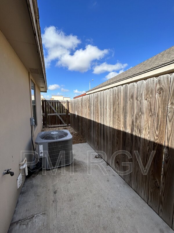 Building Photo - 1207 Upas Dr