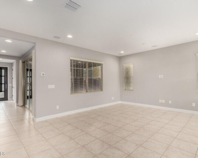 Building Photo - 1099 N 70th Way